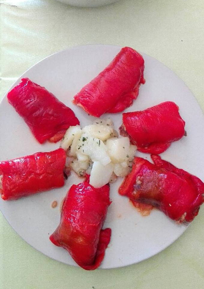 Una foto de Pimientos asados rellenos de arroz integral y huevo de codorniz