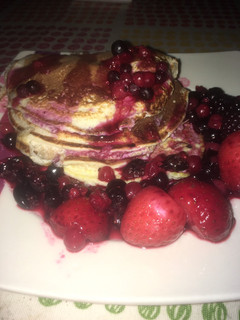 Una foto de Pancakes saludables con frutos rojos