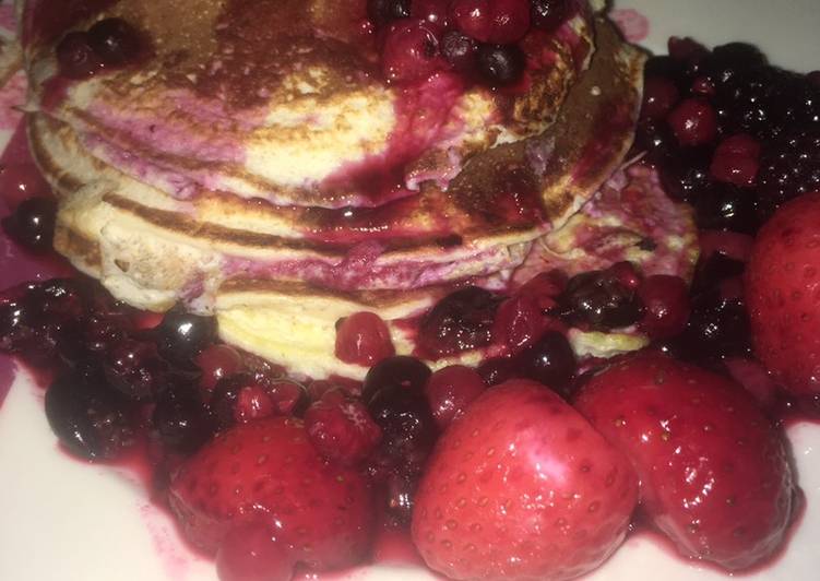 Pancakes saludables con frutos rojos