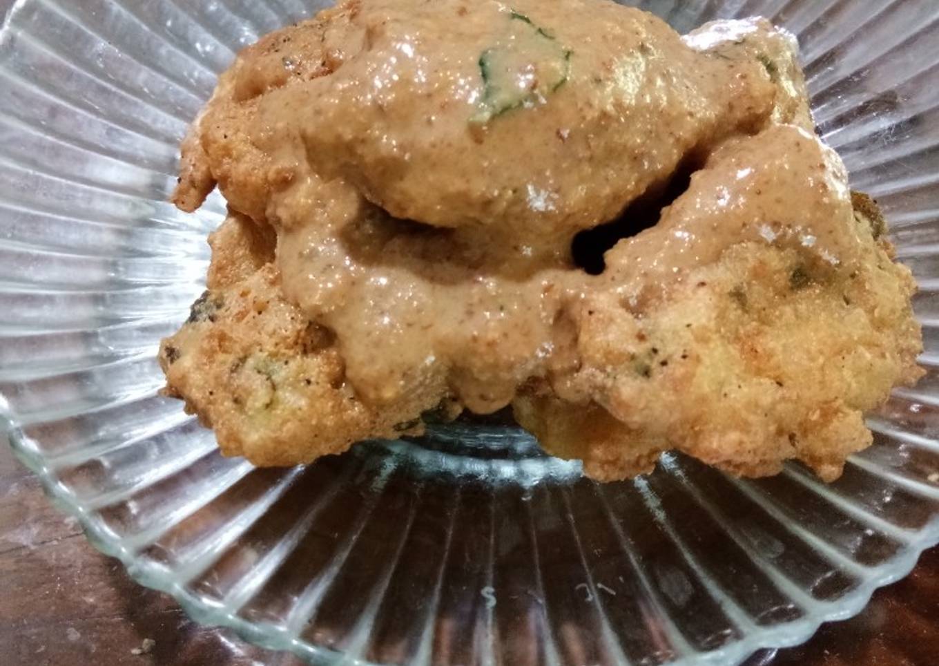 Batagor kaki lima dengan saus kacang