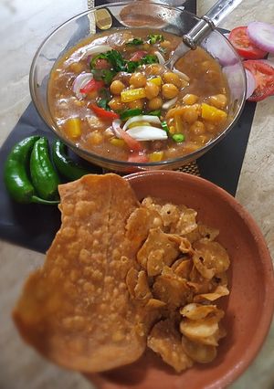 A picture of Khathiawari Choley chat.