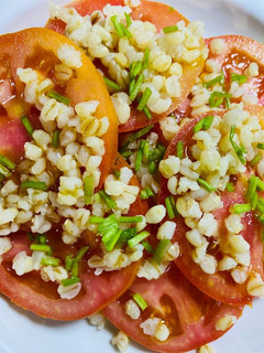 Una foto de Ensalada de tomates con mote