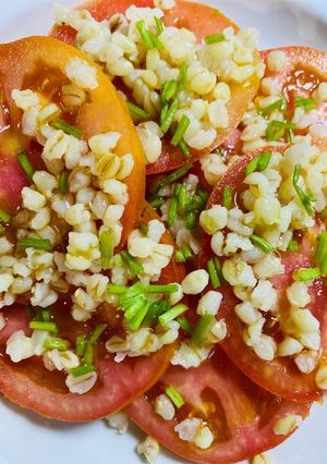 Una foto de Ensalada de tomates con mote