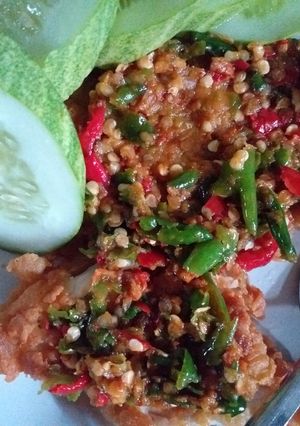 Foto resep Ayam geprek cryspi pedassssss enak pollllllll