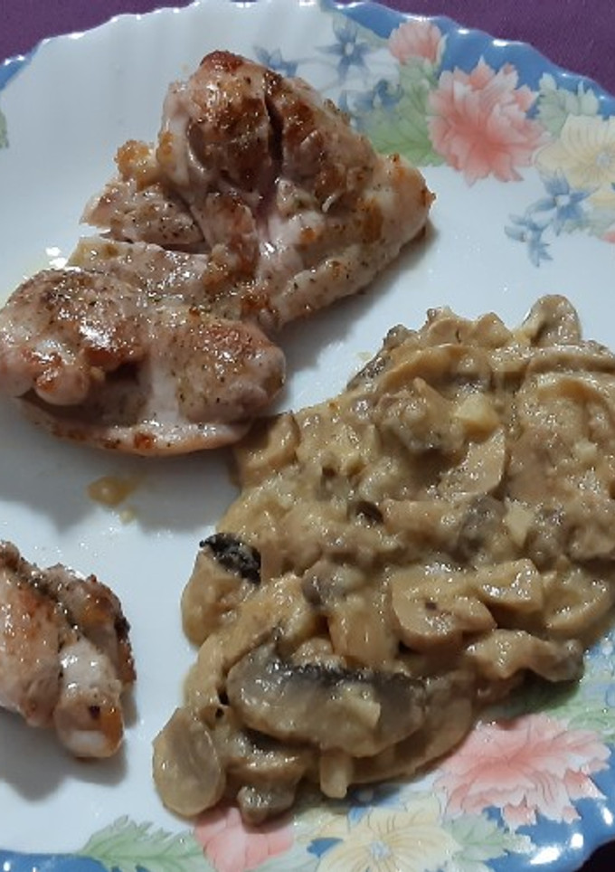 Una foto de Contramuslos con champiñones al ajillo