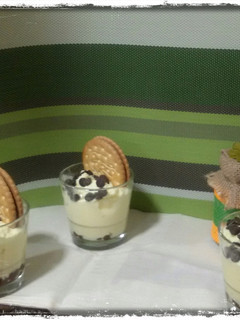 Una foto de Mousse de limón y piña con pepitas de chocolate en vasitos