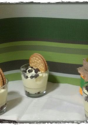 Una foto de Mousse de limón y piña con pepitas de chocolate en vasitos