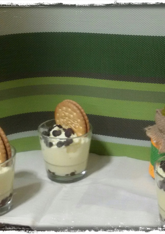 Una foto de Mousse de limón y piña con pepitas de chocolate en vasitos