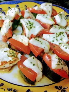 Una foto de Delicias de calabacín con tomate natural y queso fresco
