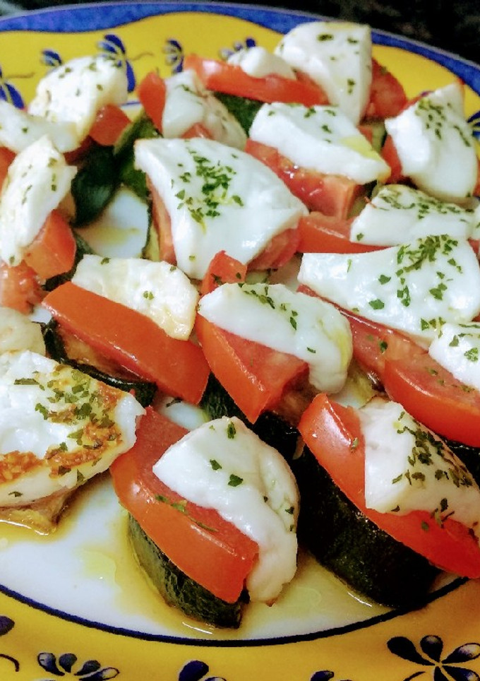 Una foto de Delicias de calabacín con tomate natural y queso fresco