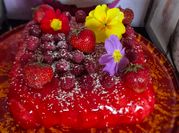 Une photo de mousse framboise