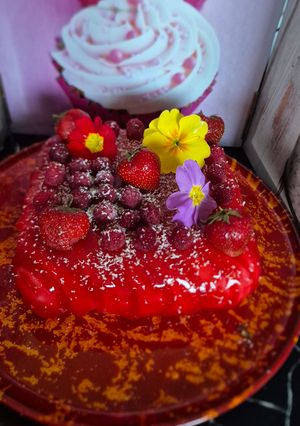 Une photo de Bavarois à la mousse de framboises et glaçage miroir 😃