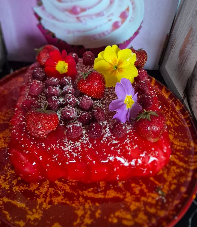 Une photo de Bavarois à la mousse de framboises et glaçage miroir 😃