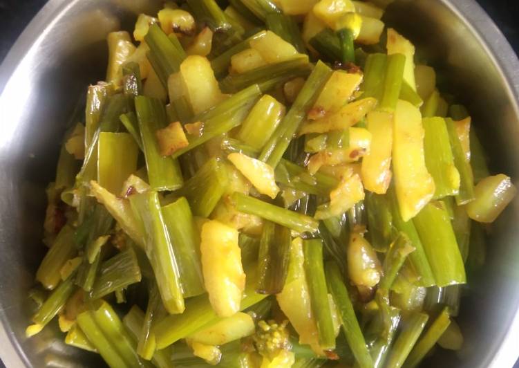 Green spring onion fry or peyajkoli bhaja