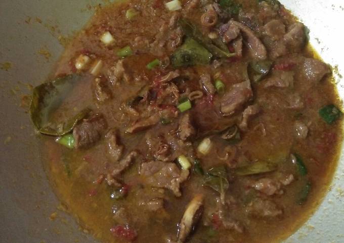 Daging sapi masak krecek