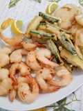 Gamberi, zucchine e cipolle in pastella