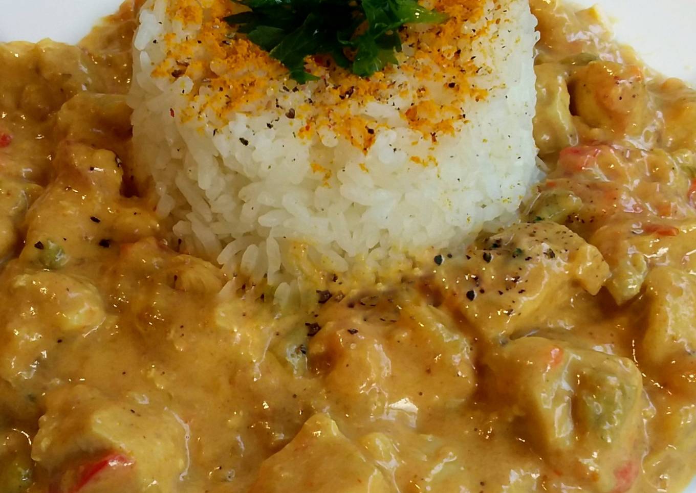 Pollo al curry con salsa de mango y leche de coco