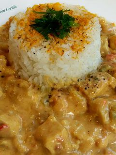 Una foto de Pollo al curry con salsa de mango y leche de coco