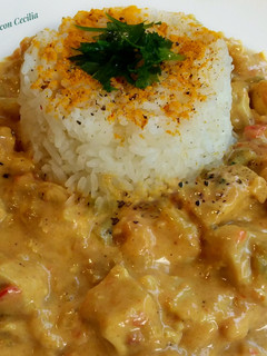 Una foto de Pollo al curry con salsa de mango y leche de coco