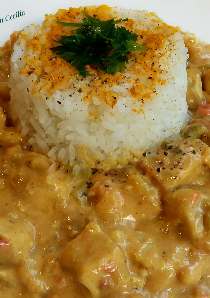 Una foto de Pollo al curry con salsa de mango y leche de coco