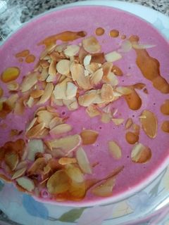 Una foto de Ajo blanco con un toque de rosa