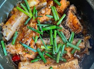 Hình của món Lườn Cá Hồi Kho Tiêu Ăn Cơm Nóng Mùa Mưa Hết Sảy.