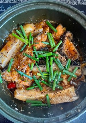 Hình của món Lườn Cá Hồi Kho Tiêu Ăn Cơm Nóng Mùa Mưa Hết Sảy.