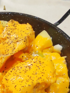 Una foto de Patatas con bacalao y salsa de pimiento rojo