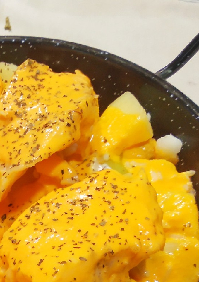 Una foto de Patatas con bacalao y salsa de pimiento rojo