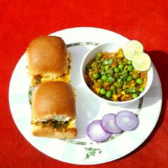 A picture of Egg Keema Masala Pav.