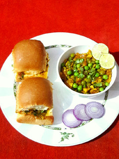 A picture of Egg Keema Masala Pav.