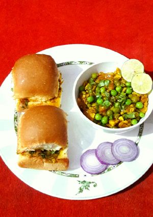 A picture of Egg Keema Masala Pav.