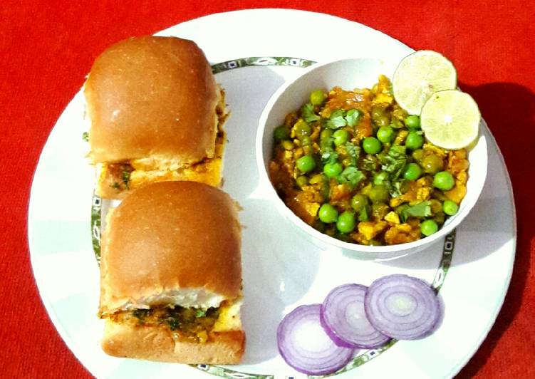 Egg Keema Masala Pav