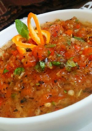 A picture of Roasted Tomato and Capsicum chutney with Orange.