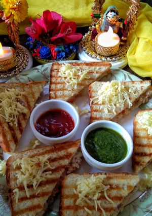 चीज़ क्लब सैंडविच (cheese club sandwich recipe in Hindi) रेसिपी मुख्य फोटो