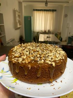 عکسی از دستور کیک گردویی با سس کارامل