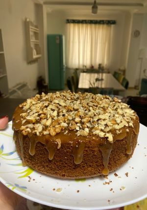 عکسی از دستور کیک گردویی با سس کارامل