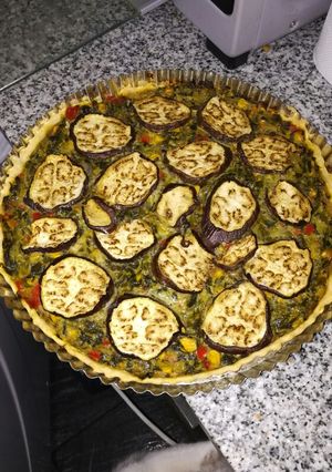 Una foto de Tarta de espinaca y varias verduras