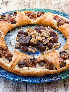 Una foto de Corona de bacon, dátiles y nueces