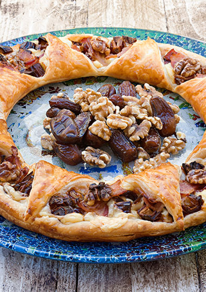 Una foto de Corona de bacon, dátiles y nueces