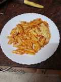 Penne (pasta) con cebolla sofrita y paté al horno