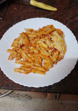 Una foto de Penne (pasta) con cebolla sofrita y paté al horno