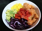 Una foto de bowl de pollo y vegetales