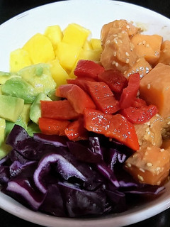 Una foto de Poke bowl de salmón