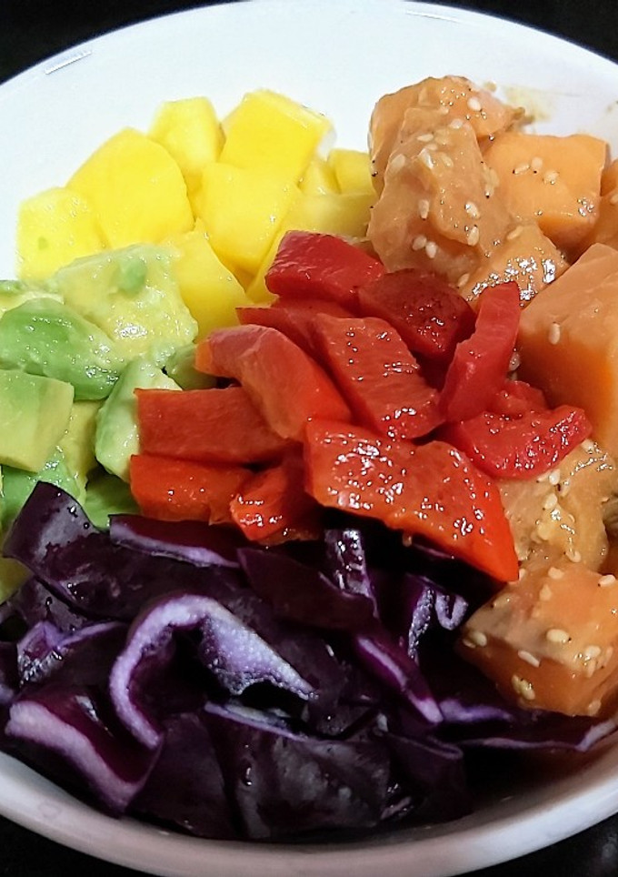 Una foto de Poke bowl de salmón