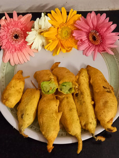 ભરેલા મરચા ના ભજીયા (Bharela Marcha Bhajiya Recipe In Gujarati) રેસીપી મુખ્ય ફોટો