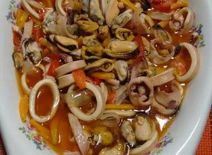 Una foto de Calamares y mejillones en escabeche