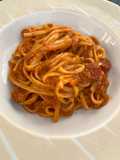 Espaguetis con salchichas y atún