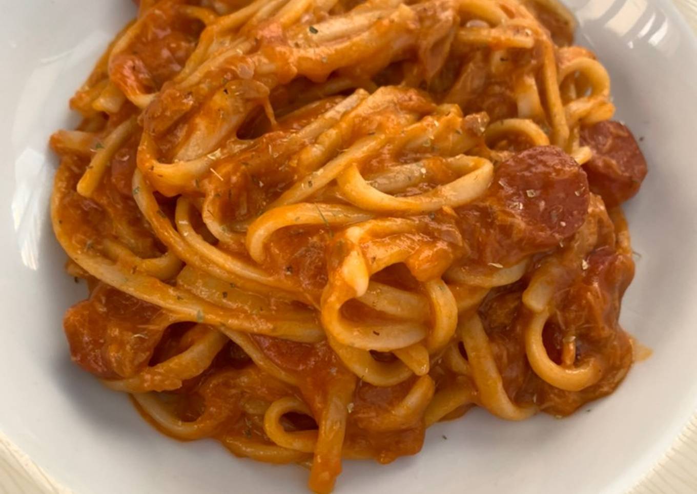 Espaguetis con salchichas y atún