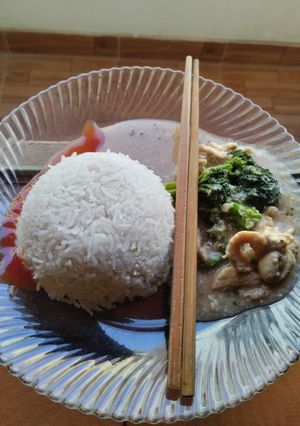 A picture of Chicken with broccoli.